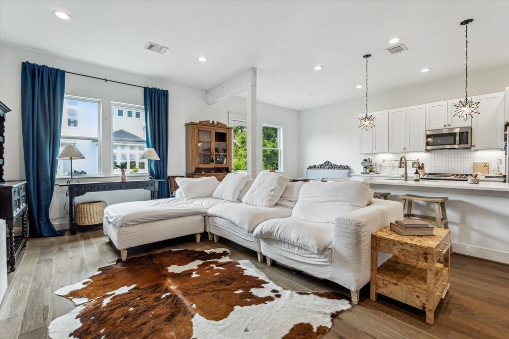 810 E 39th Street - Photo 3