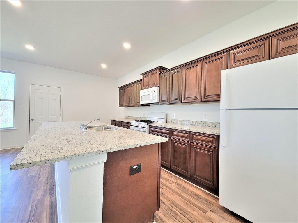 151 Island Boulevard - Photo 4
