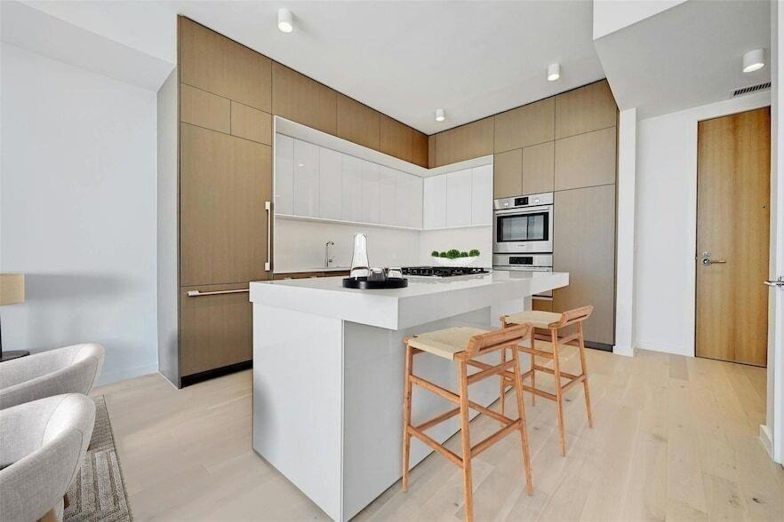 313 W 17th Street - Photo 2