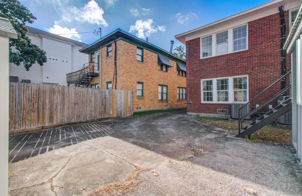 512 W Pierce Street - Photo 2