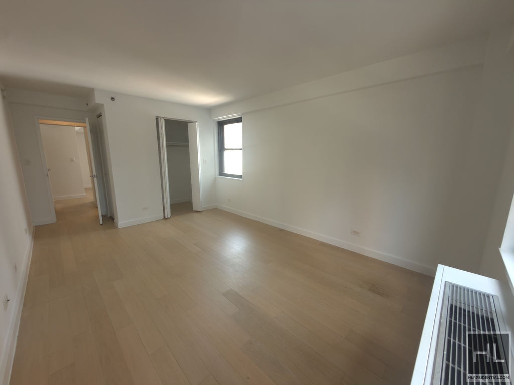 East 39th Street - Photo 0