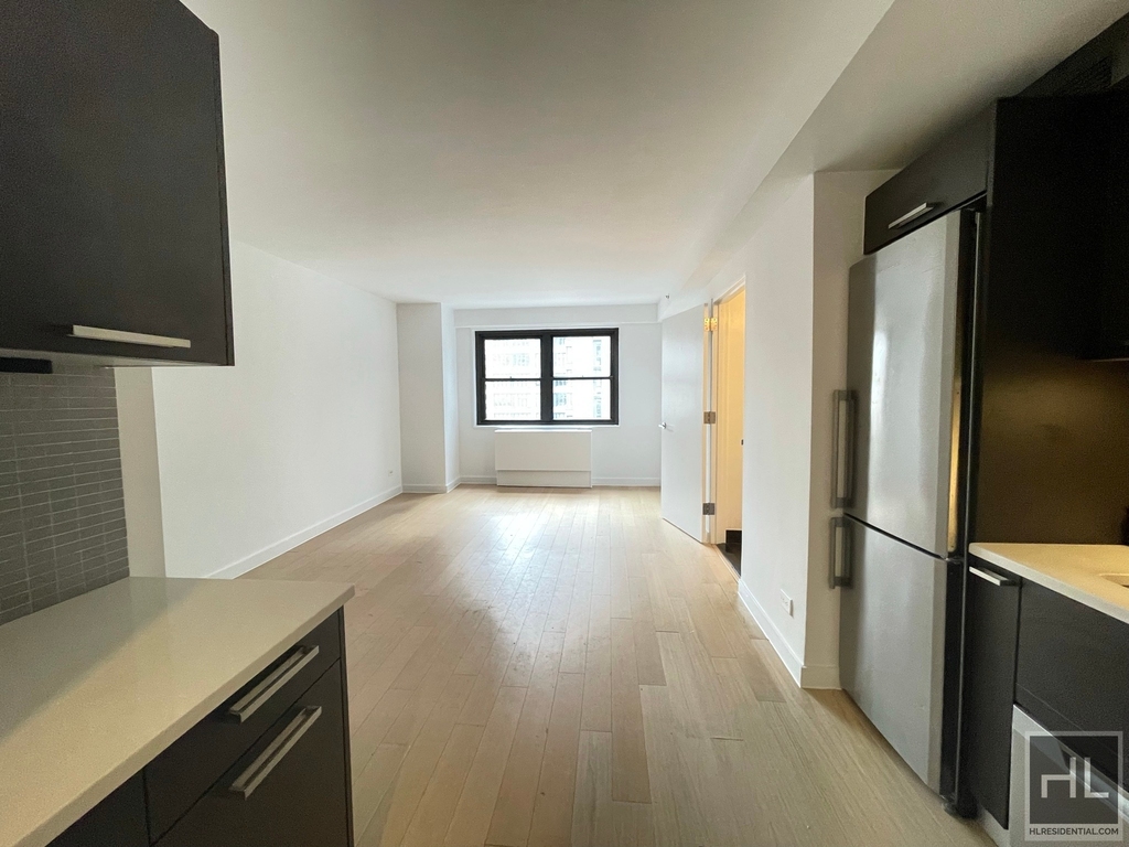 East 39th Street - Photo 5