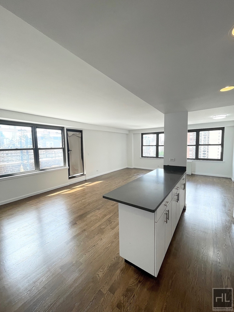 E 82 St - Photo 10