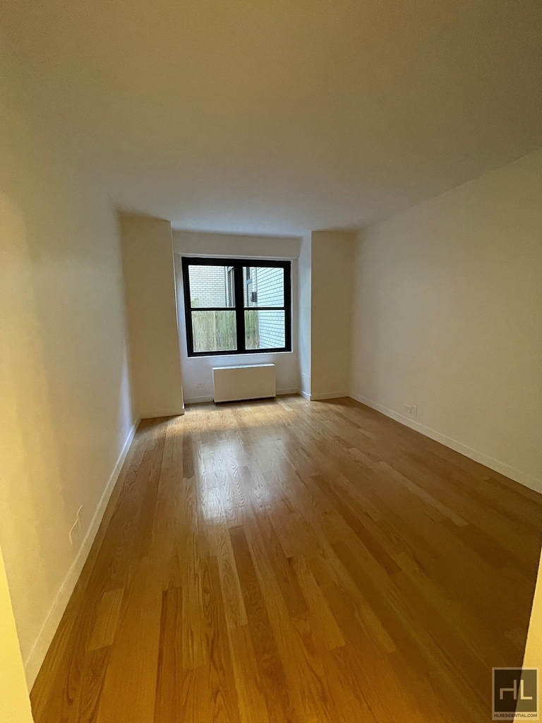 East 49 Street - Photo 3