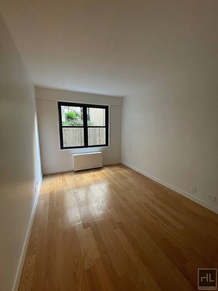 East 49 Street - Photo 1