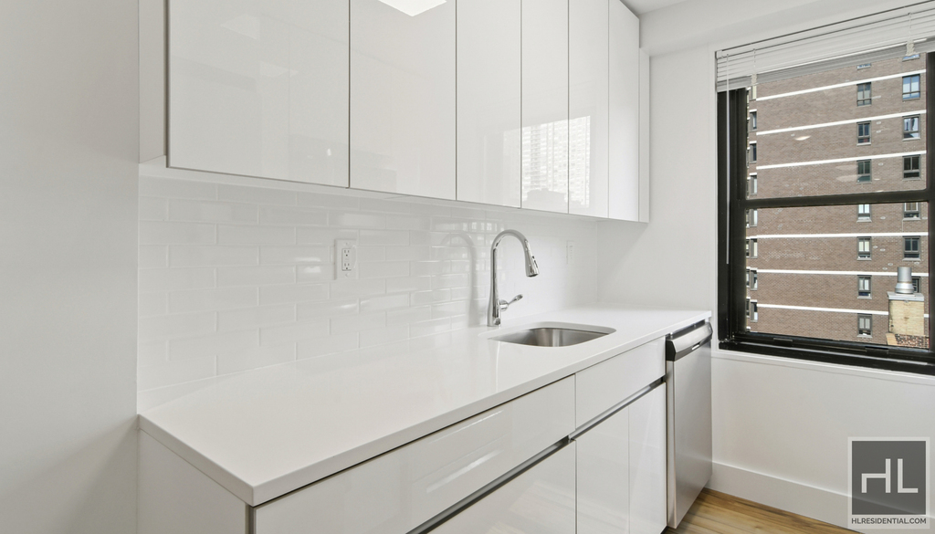 W 58th St - Photo 5