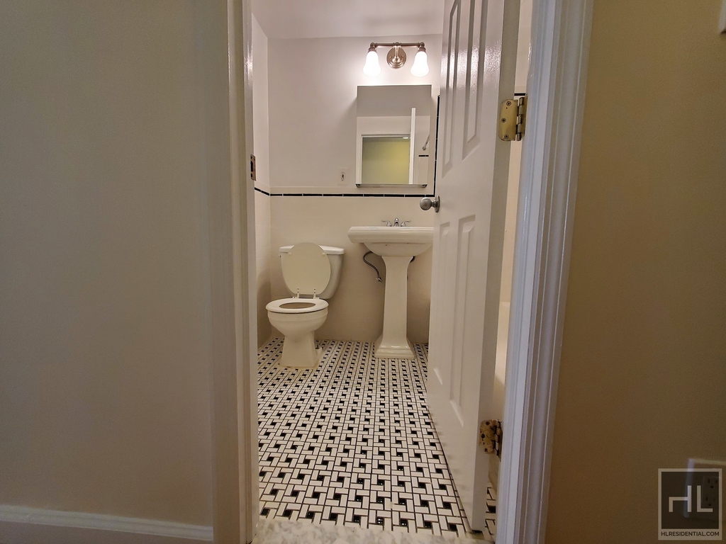 East 91st Street - Photo 3