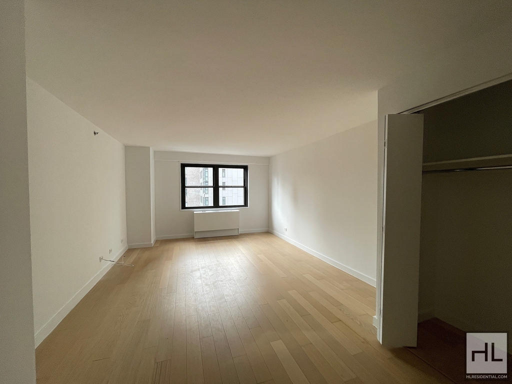 East 39th Street - Photo 0