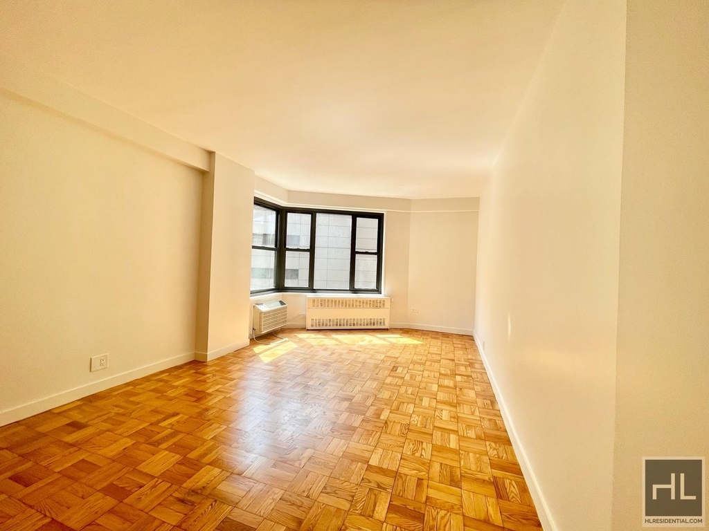 Fourth Avenue - Photo 1
