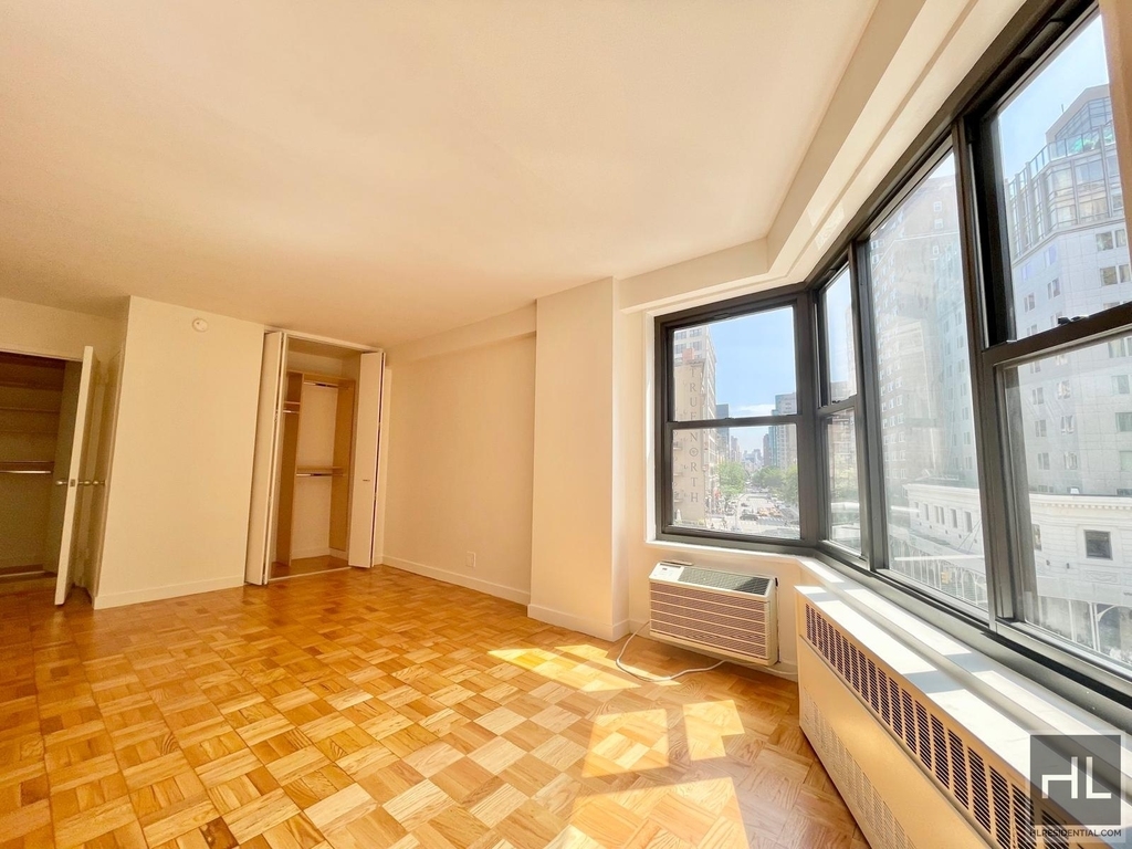 Fourth Avenue - Photo 2