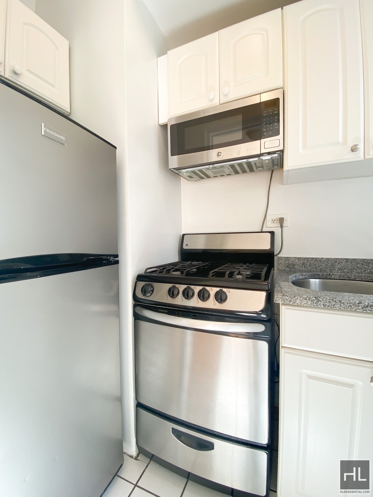 East 56 Street - Photo 2