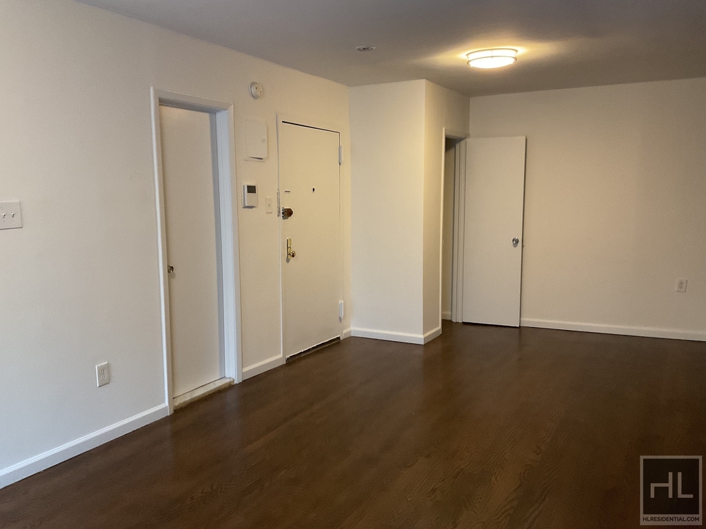 Third Avenue - Photo 1
