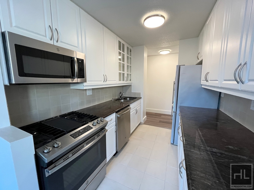 Second Avenue - Photo 2