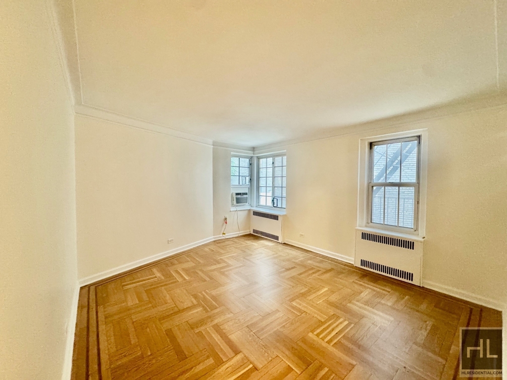 Jane St - Photo 1