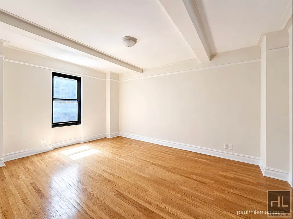 Second Avenue - Photo 1