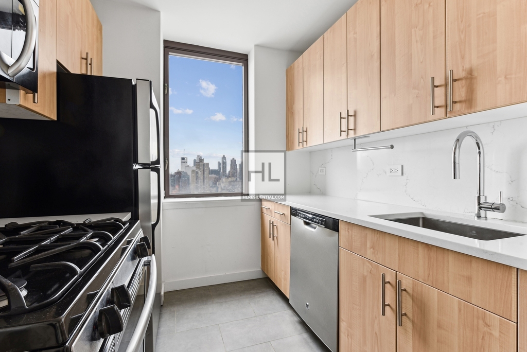 West 43 Street - Photo 3