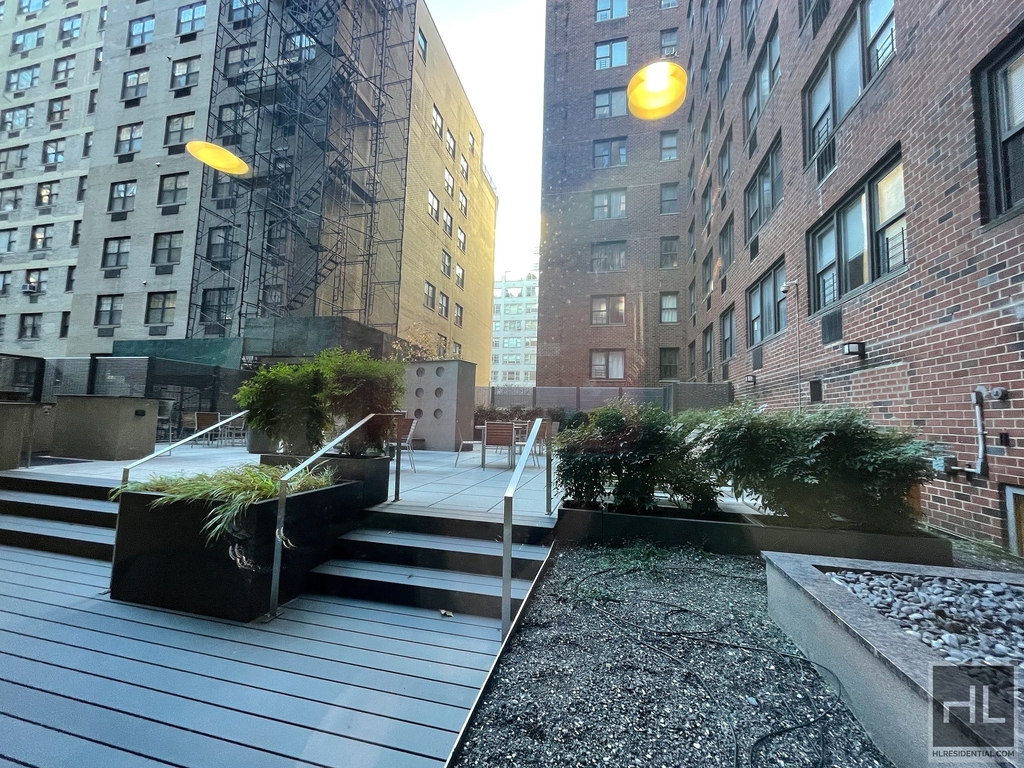 East 79th Street - Photo 19
