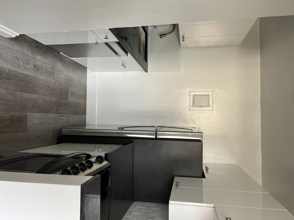 West 34th and Broadway - Photo 6