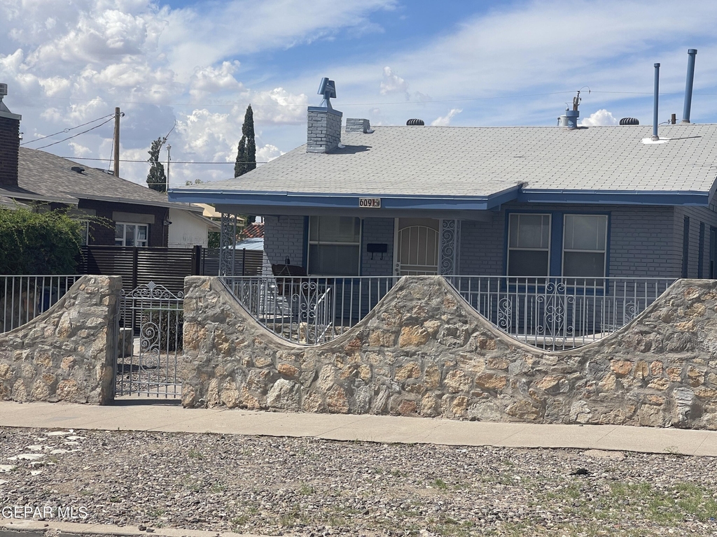 609 E Robinson Avenue - Photo 2