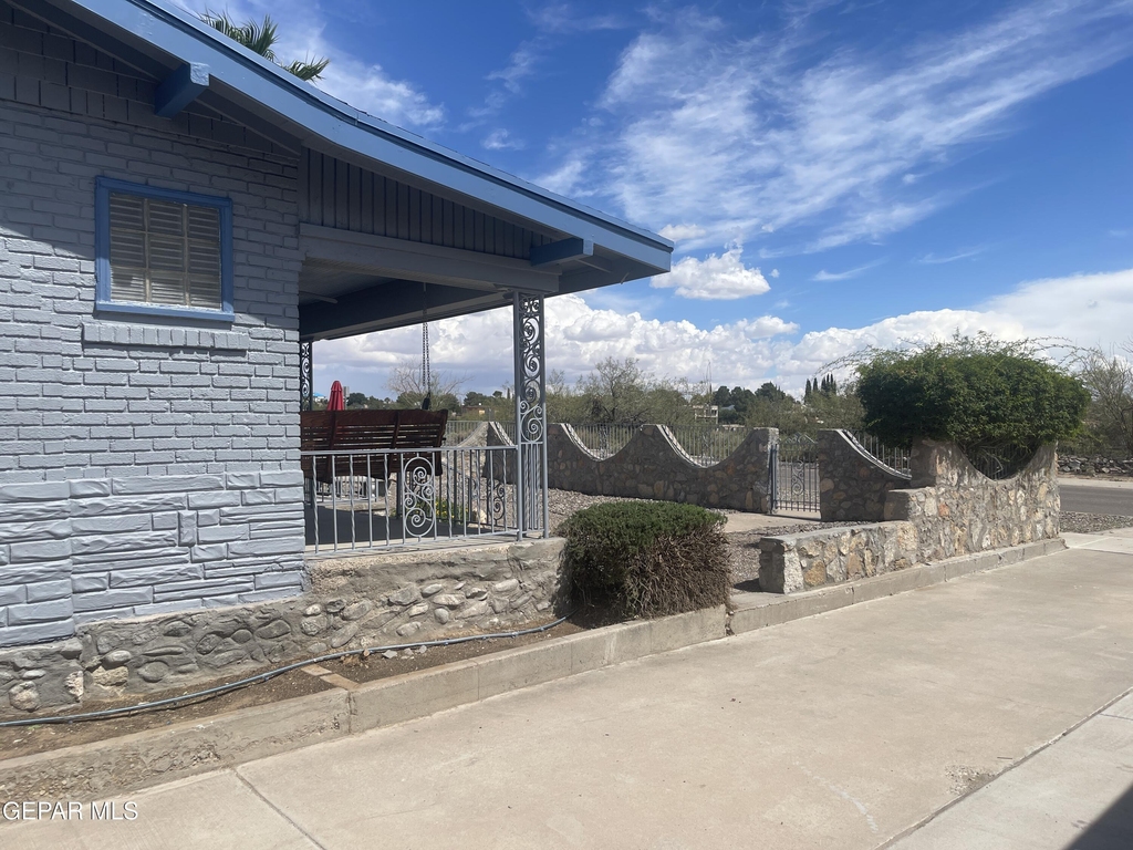 609 E Robinson Avenue - Photo 40