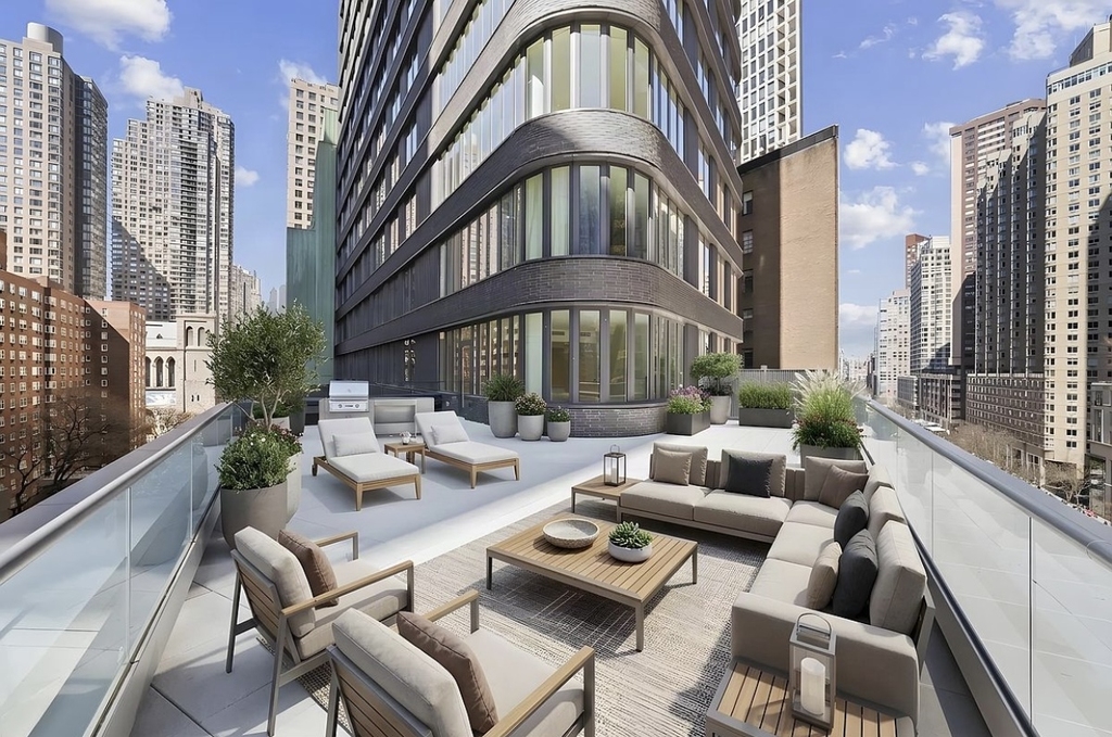 West 60th Street - Photo 9