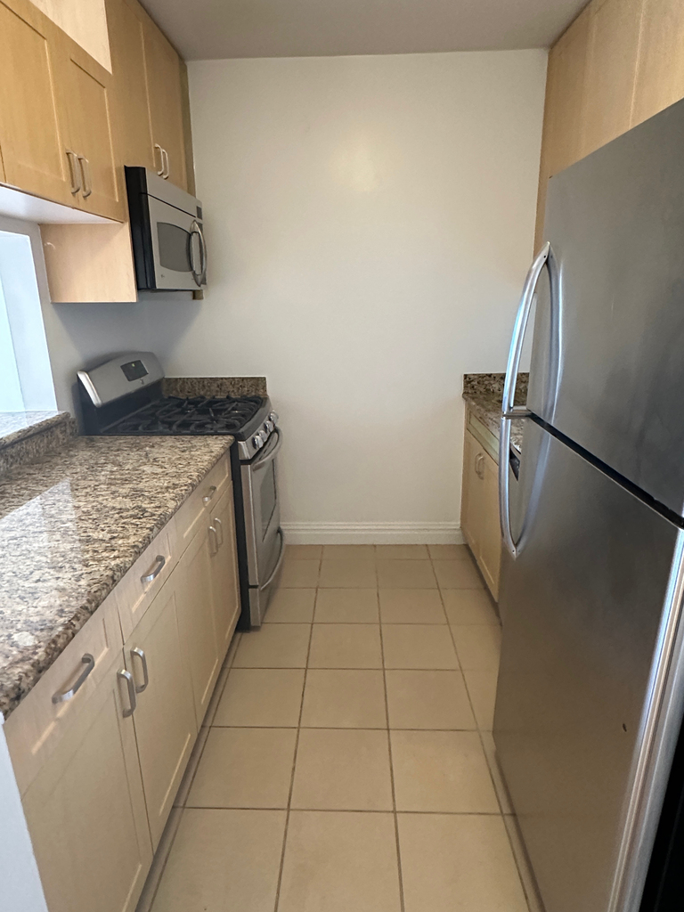 West 48th Street - Photo 8