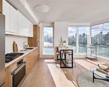 LUXURY WATERFRONT LIVING IN ASTORIA - Photo 2