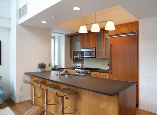 East 59 Street - Photo 1