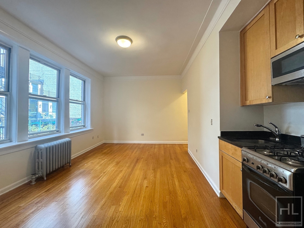 West 13 Street - Photo 2