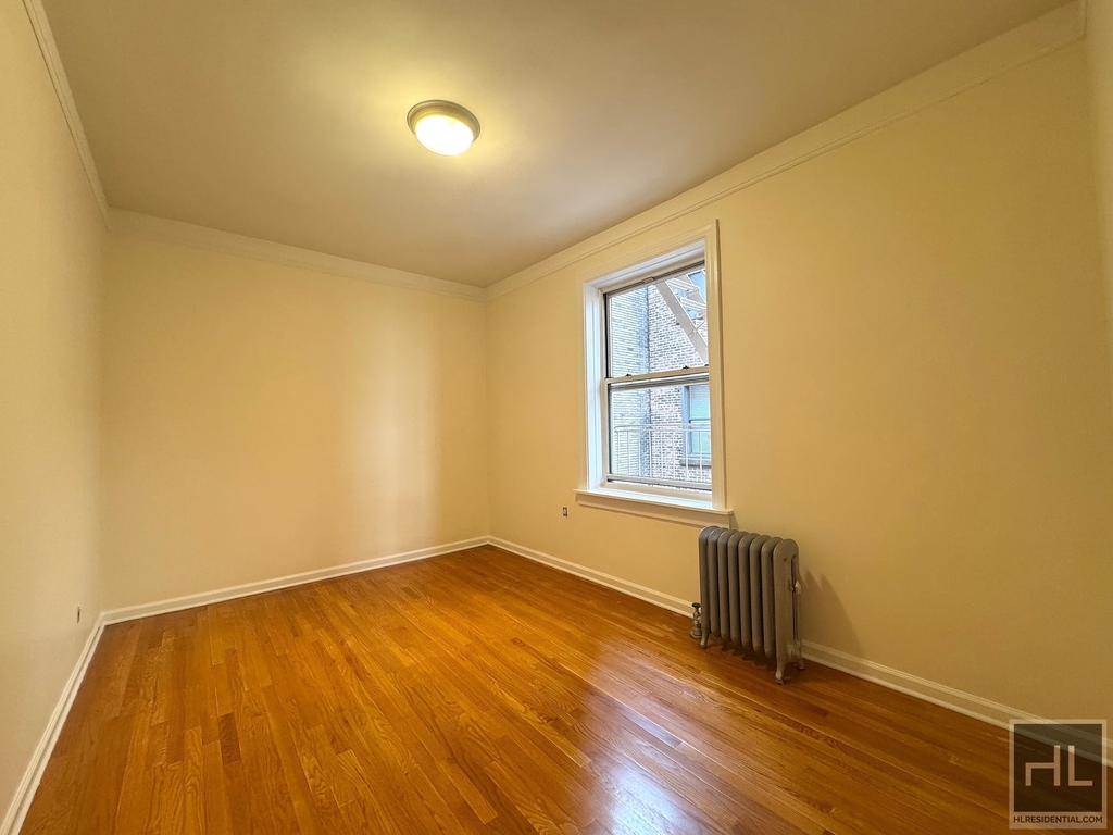 West 13 Street - Photo 4