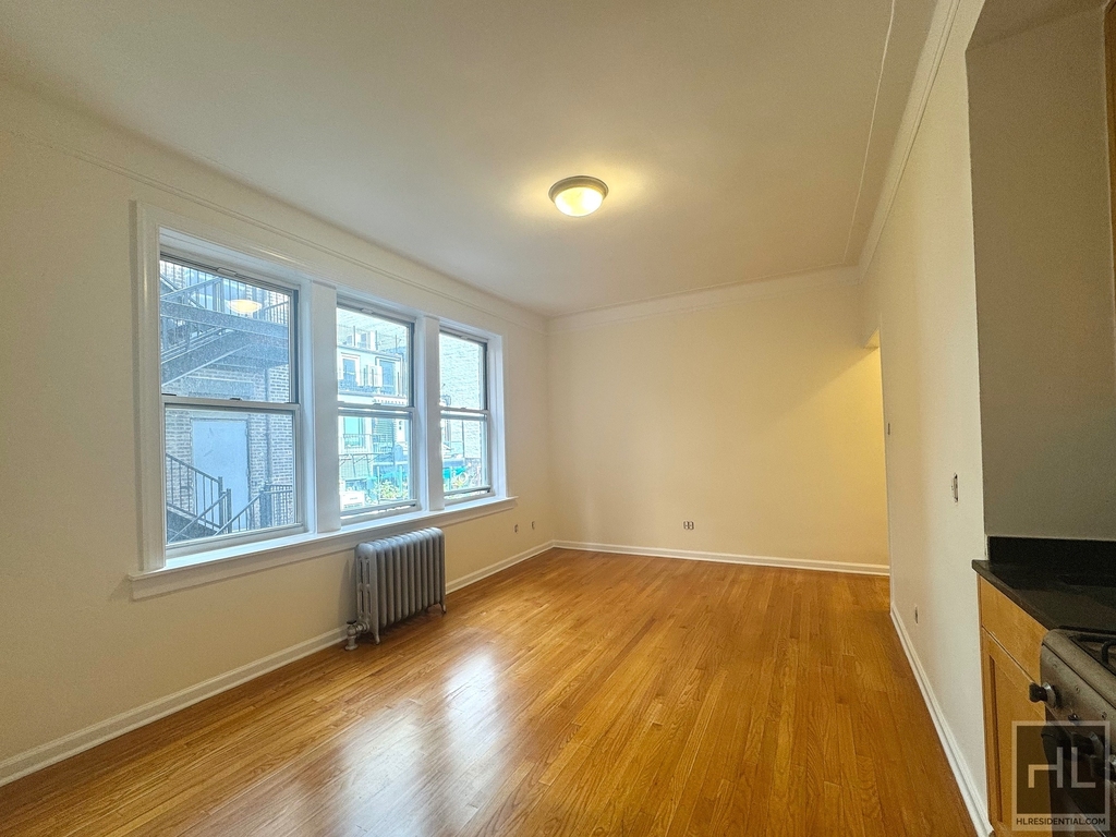 West 13 Street - Photo 3