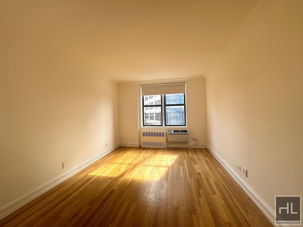 West 13 Street - Photo 3
