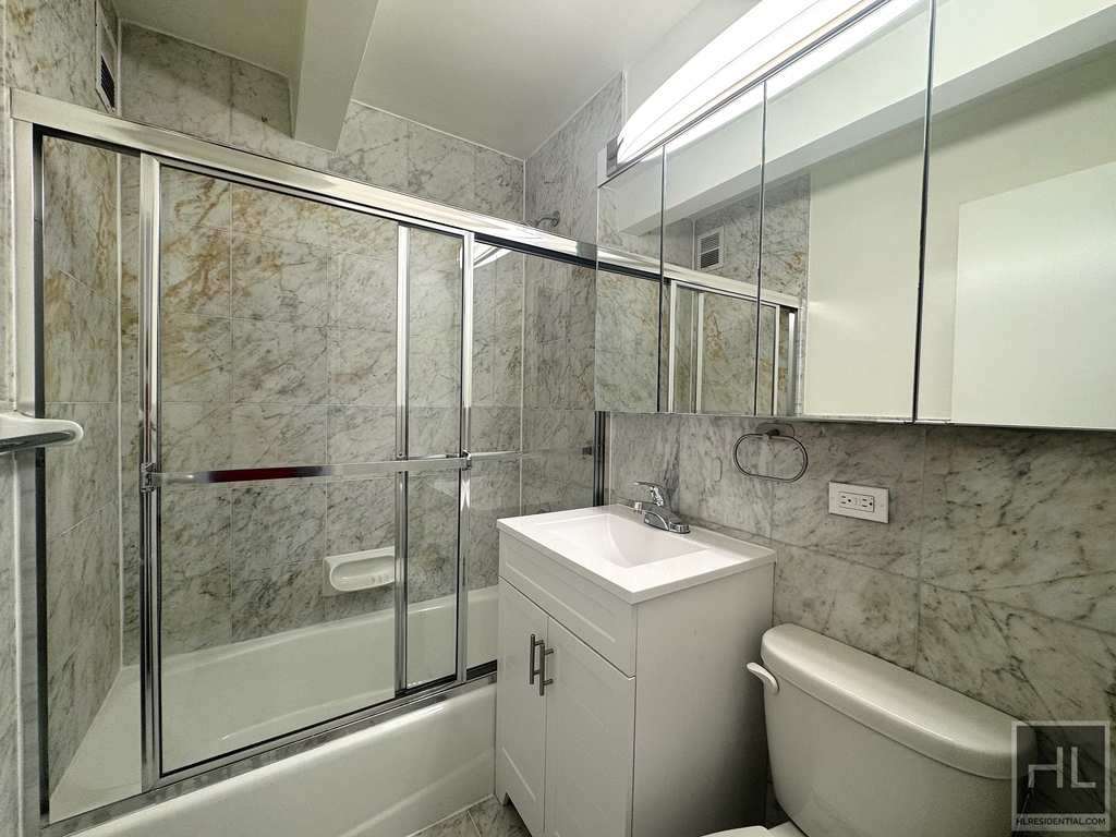 West 13 Street - Photo 6