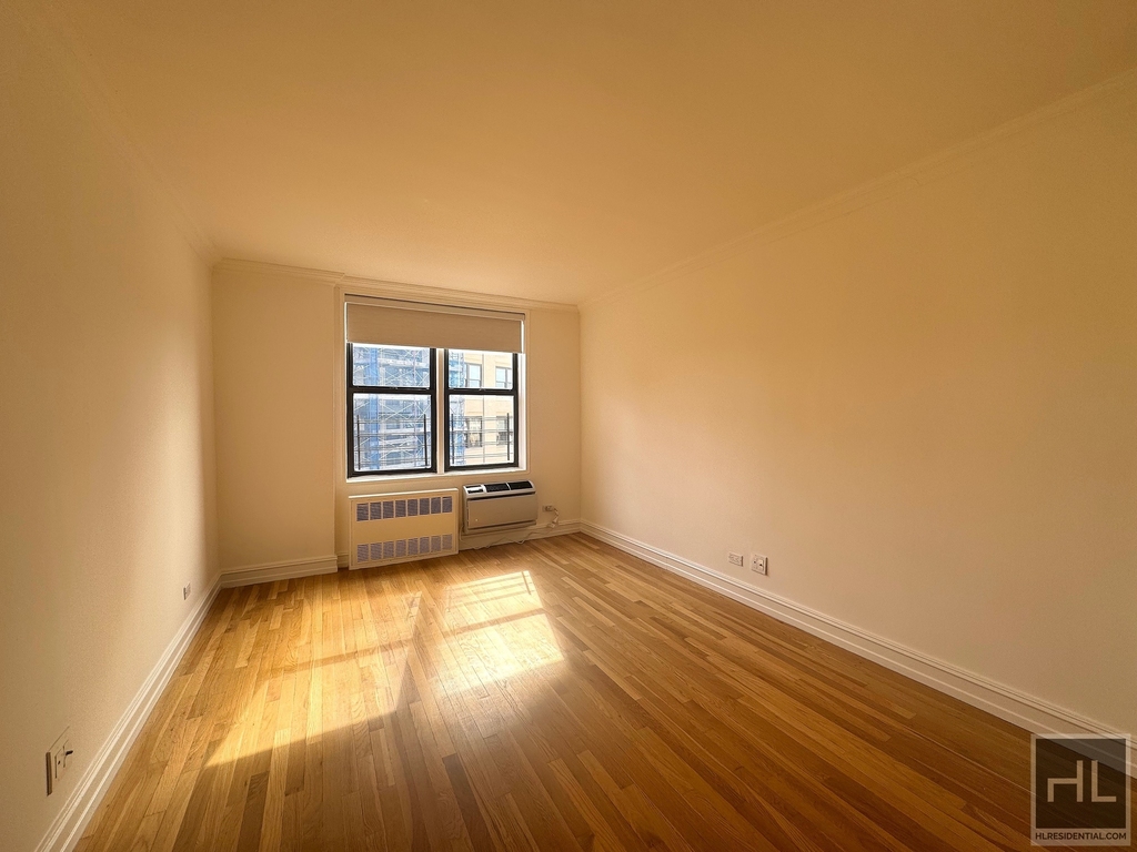 West 13 Street - Photo 2