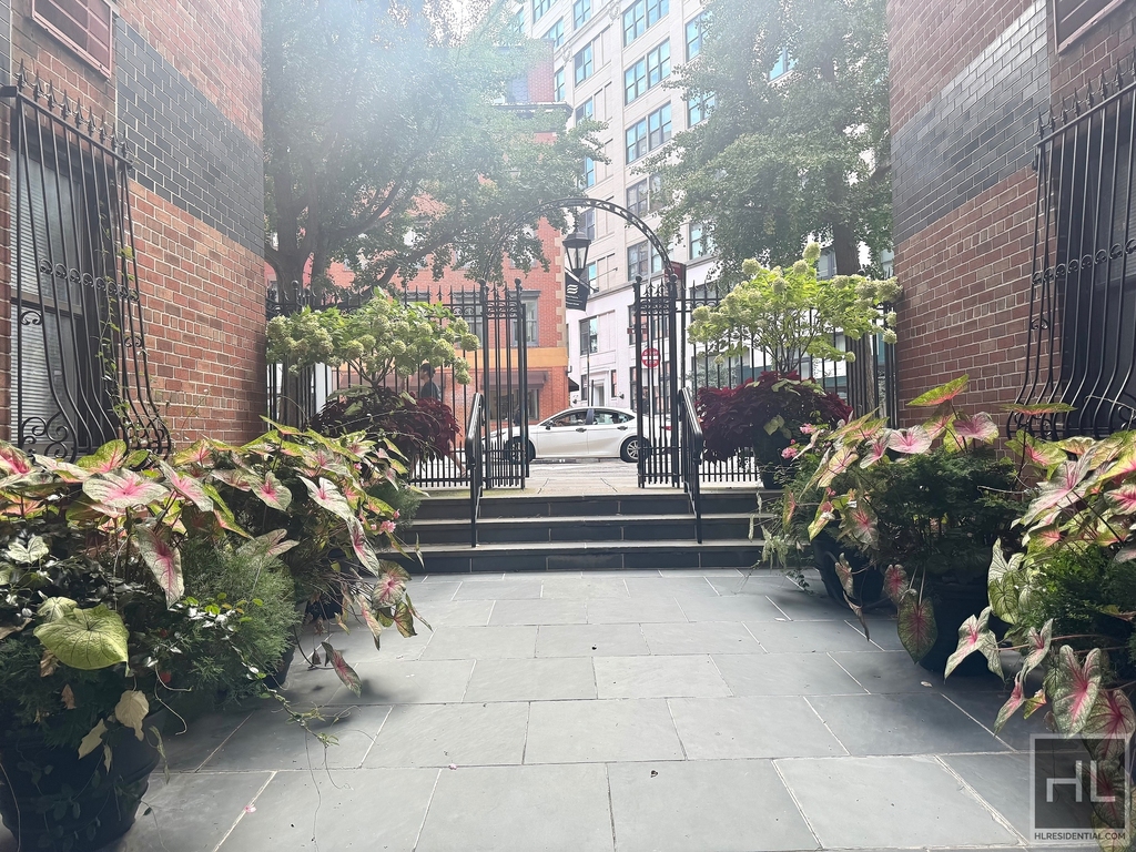 West 13 Street - Photo 11