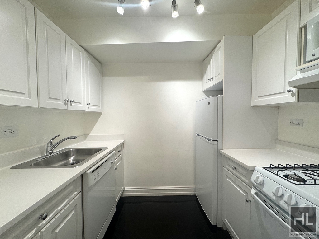 West 13 Street - Photo 4
