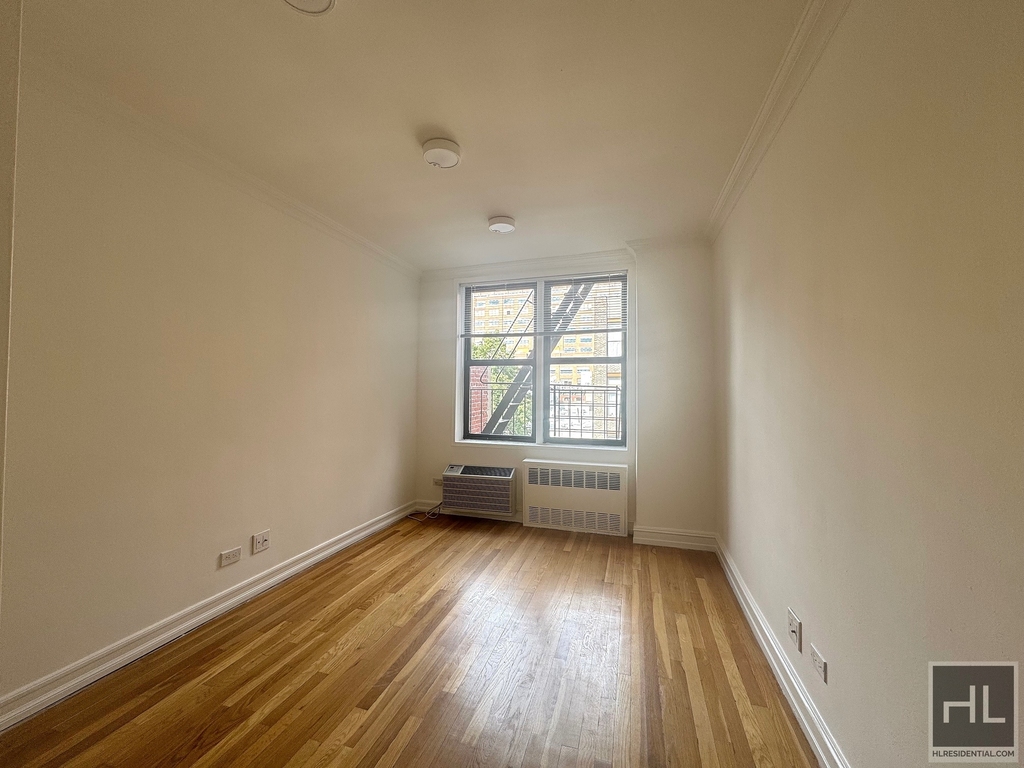 West 13 Street - Photo 5