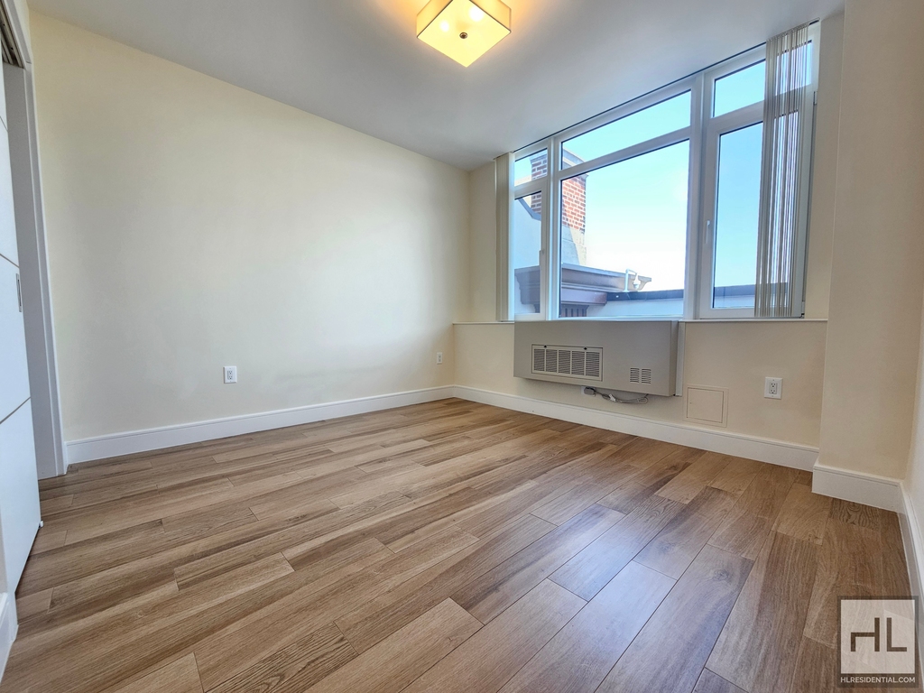 Northern Boulevard - Photo 7