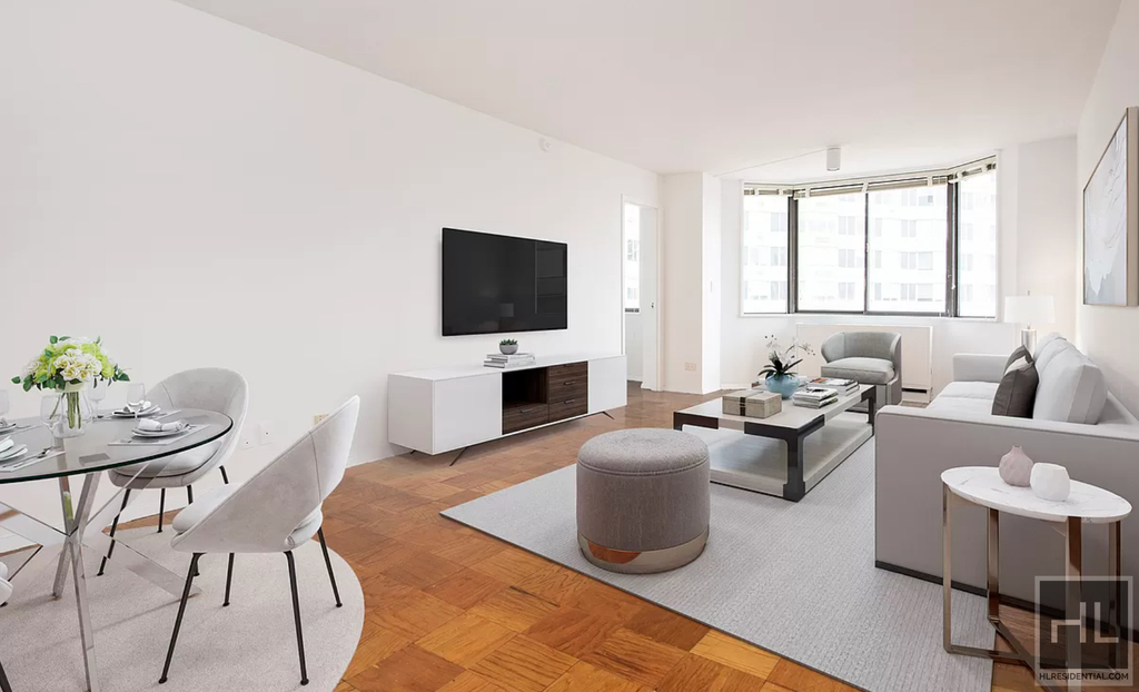 E 52nd St - Photo 1