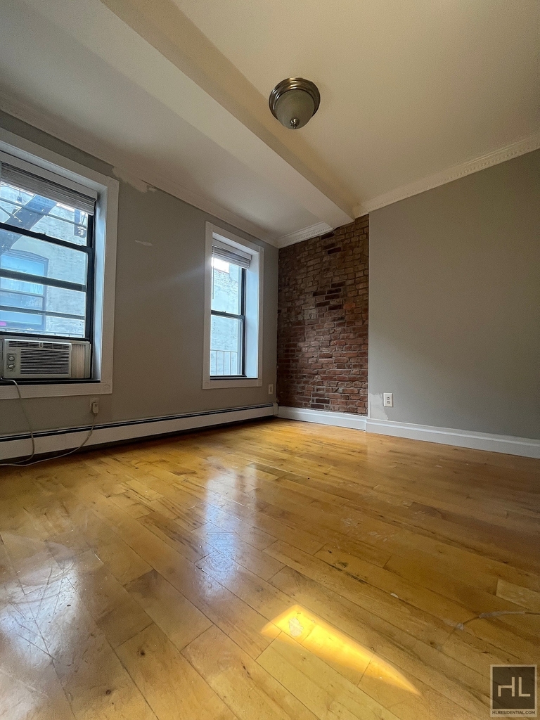 Avenue B - Photo 1
