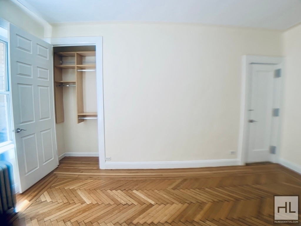 West 13 Street - Photo 3