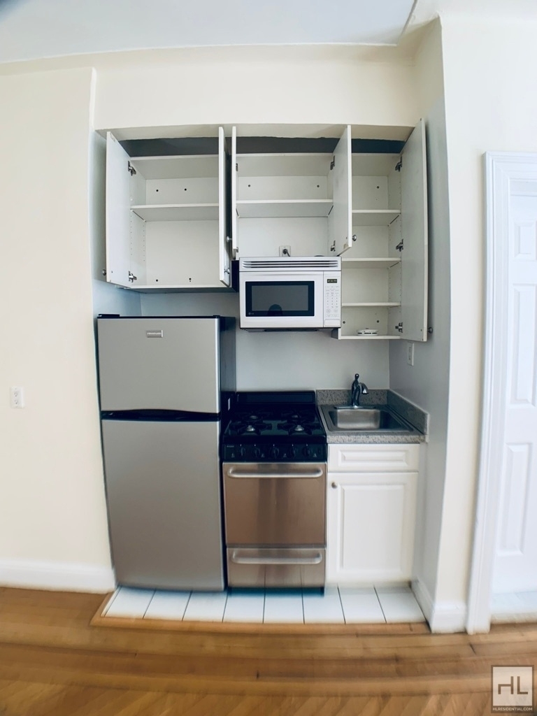 West 13 Street - Photo 5