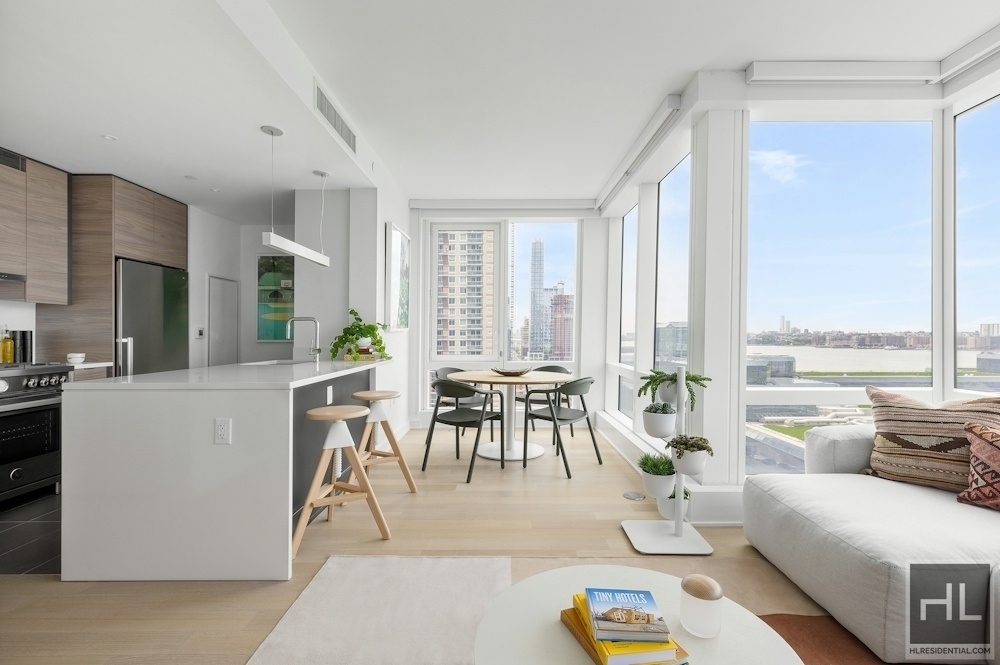 W 38th Street - Photo 2