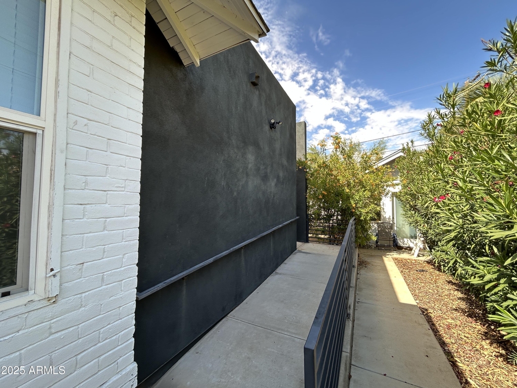 526 W Culver Street - Photo 2