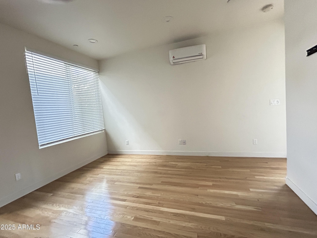 526 W Culver Street - Photo 4