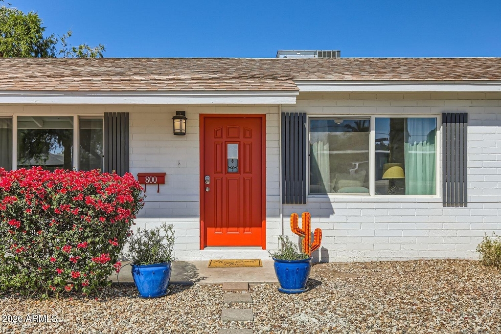 800 W Howe Street - Photo 0