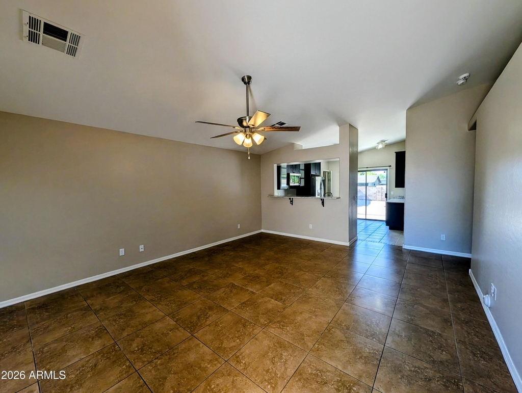 2536 E Mcarthur Drive - Photo 2