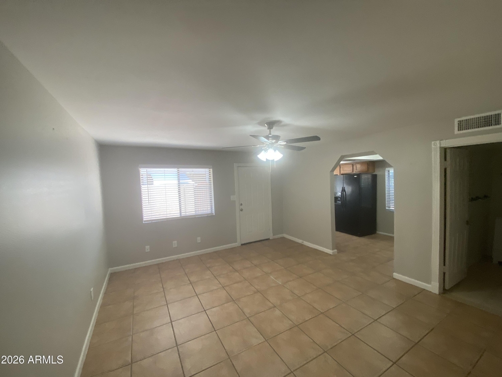 2311 E Hartford Avenue - Photo 3