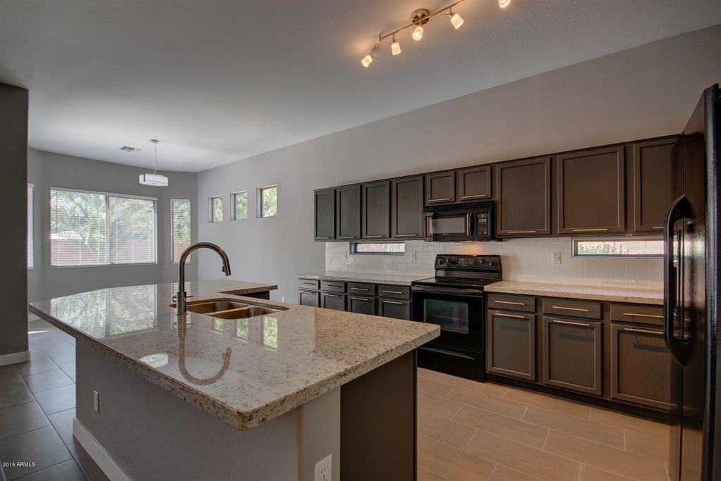 4027 E Marshall Avenue - Photo 0