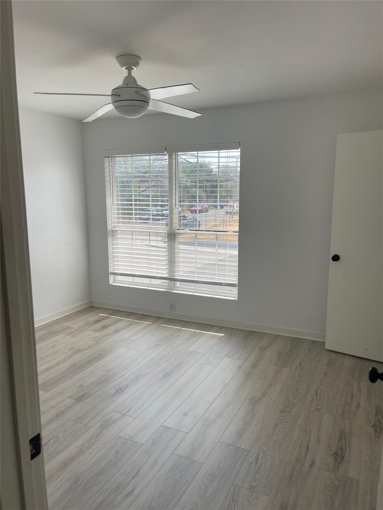 321 E 8th Street - Photo 6